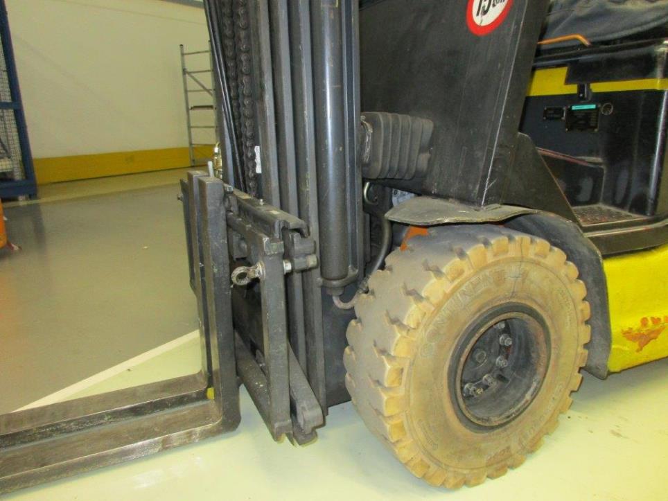 Nowe i używane części zamienne i maszyny (1 500 części łożyskowych: hydraulika, robotyka, pneumatyka i automatyka)-5